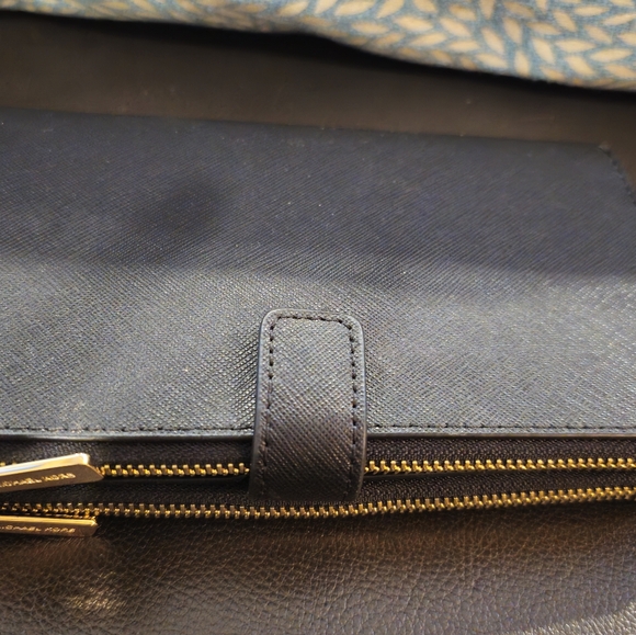 Brand new black michael kors wristlet - Picture 4 of 8